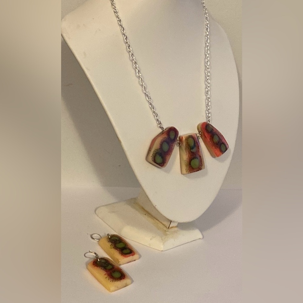 NEW Acrylic  bead necklace (handcrafted)